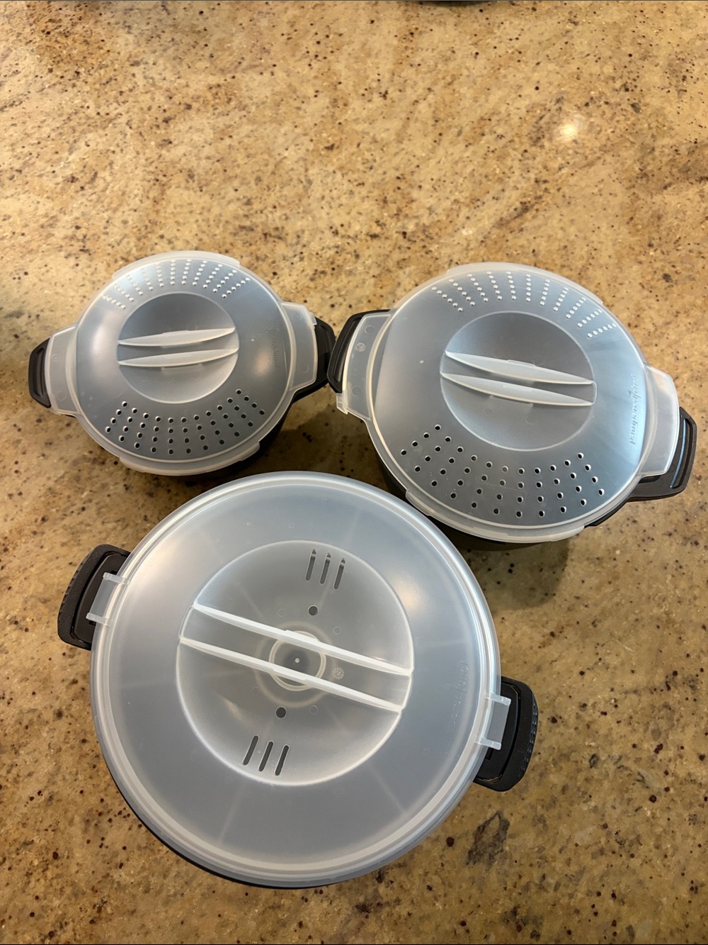 Pampered chef Microwave Steamer Bowl Set with Vented Lids - Clear/black